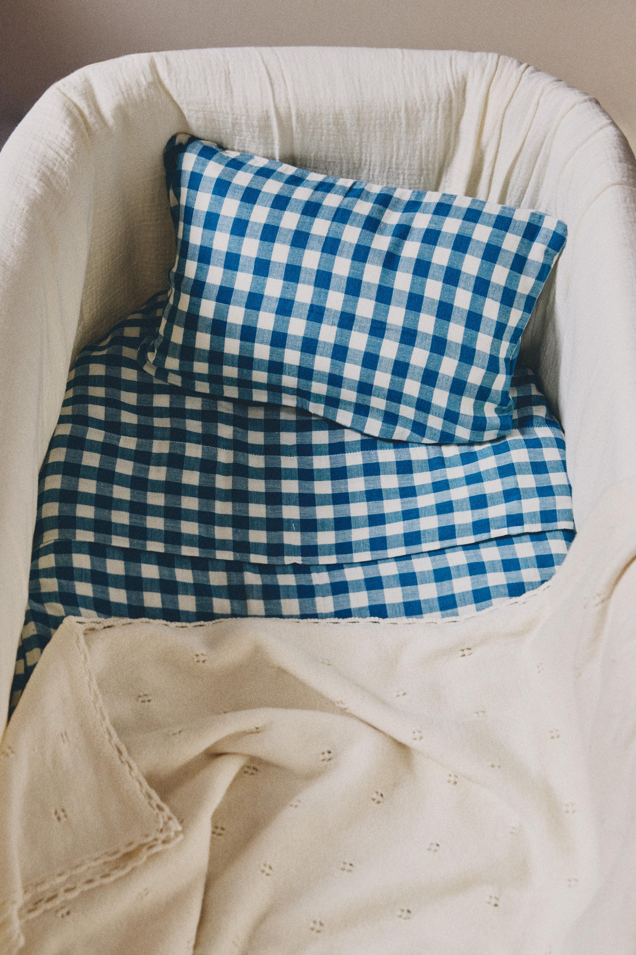 ENSEMBLE TAIE D’OREILLER ET DRAP DE DESSUS LIT BÉBÉ À CARREAUX